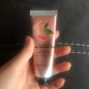 Handkräm ifrån the body shop i doften pink grapefruit. Endast använd som test. Köpt för 60 kr