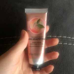 The body shop handkräm  - Handkräm ifrån the body shop i doften pink grapefruit. Endast använd som test. Köpt för 60 kr