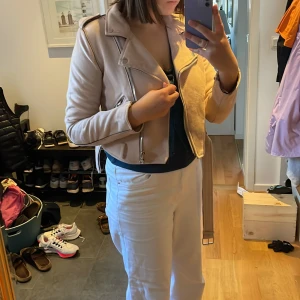 Sude biker jacket - Aldrig använd. Köpt för 600kr på Falsterbo horse show  några år sedan. Säljer den för den inte kommer till användning och är lite liten för mig som är 177cm lång- storlek L men känns som M