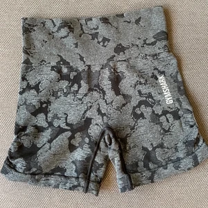 Gymshark adapt camo shorts strl XS - Tyvärr var dessa shorts för små när jag fick hem dem :/ använda en gång på gymmet. Har redan beställt hem ett par större för jag tyckte de var så fina! De har en lite scrunch på båda sidor vilket gör att de sitter på tight men bra. Köparen står för frakten. De är i storlek XS.