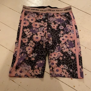 Lind3x - Ett par byxor från lindex som jag sedan lämnat in till skräddare och gjort de till cykelbyxor🤘🏻👍🏻 köpte de för 200kr och nu säljer jag de för 15kr 