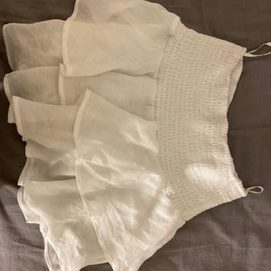 Vit volangkjol - Fin vit volangkjol som även går att använda som en topp (andra bilden är lånad)