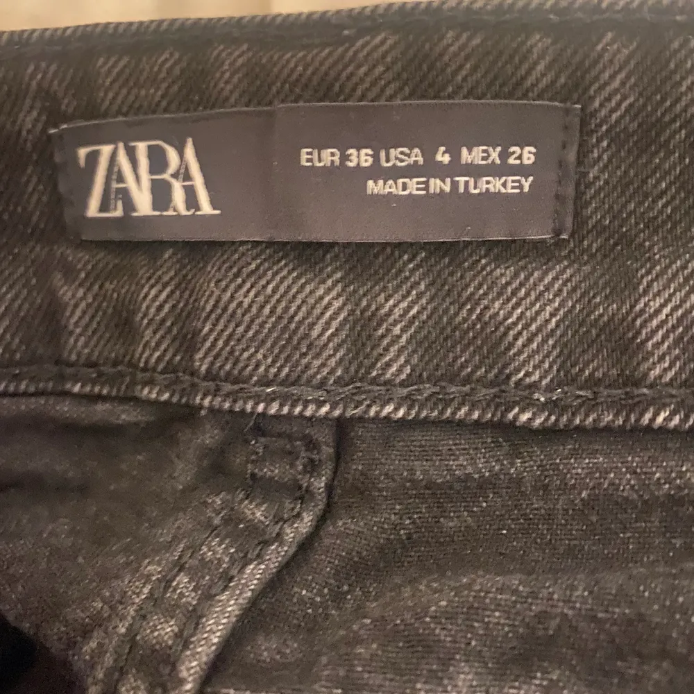 super snygga svarta högmidjade jeans från zara! har tyvärr blivit för små för mig! använda men i fint skick ❤️. Jeans & Byxor.