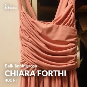 Chiara Forthi klänning rosa  - I mycket bra skick. Använd endast två gånger. Köpte den som bal klänningen. Storlek M nypris 800kr 