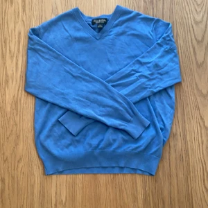 V-ringad tröja  - Sååå skön v-ringad tröja som knappt är använd! Står large på lappen men sitter snyggt och oversized på en s! Lite knoppning uppe i hörnet men har inte stört mig på det