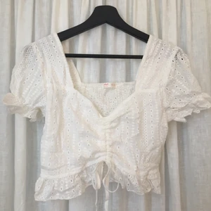 Blus - En snygg vit blus från shein. Den är aldrig använd och i gott skick. Frakt tillkommer och jag tar emot swish:) kolla in min profil för fler snygga och billiga kläder mm!