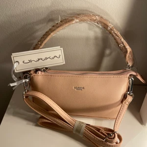 ULRIKA, sweden väska  - Den är oanvänd och orörd, nypris 449. Jag säljer den för 300 plus frakt. Pris kan diskuteras, skriv om du skulle vara intresserad. Färg gammelrosa, kan även hämtas i Västerås. 