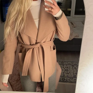 Kappa - Säljer denna sjuk sjukt jäkla snygga kappa från hm. Älskar hur den är sydd och älskar modellen. Som nyskick, säljer då jag köpt en ny kappa. St 38 men passar även en 36