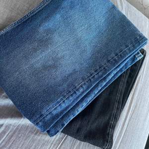 Två monki jeans i färgerna svart och blå. Båda är i strl 25 vilket motsvarar strl 34/S. Använt ett fåtal gånger, båda är i mycket bra skick. Ordinarie pris är 400 kr /styck. Säljer för 200 kr/styck. 