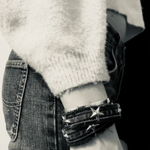 Svart armband i jeanstyg med stjärnor - Kolla tidigare inlägg för beskrivning av armbandet🖤