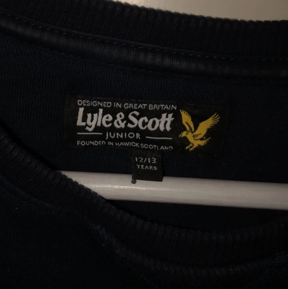 Marinblå lyle&scott tröja som endast har använts ca 2-3 gånger så väldigt bra skick. Står 12-13 år i tröjan men skulle säga att de är en XS-S💗💗köpt för 399kr.. Tröjor & Koftor.