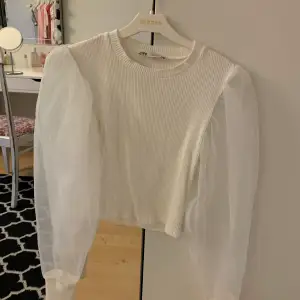 Jättefin tröja från Zara med genomskinliga puffärmar, kommer inte tlll användning längre så därför säljer jag den. Köptes för nästan ett årsedan. Priset med frakt blir 115kr