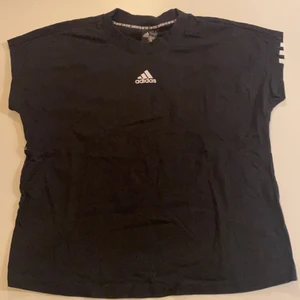 Adidas t-shirt  - Praktiskt och skön adidas t-shirt som passar till allt! skönt material och funkar att tärna i eller bara ha på sig vardagligen! har dessutom coola ränder på ryggen! passar allt fårn xs-m beroende på hur man vill att den ska sitta💗