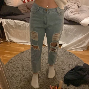 byxor med hål - fint skick, inte använt 