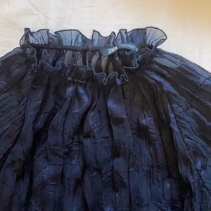 zara blus - Så fin prickig, kort, mörkblå blus från Zara som tyvärr inte kommer till användning. Köpt för 359 och använd max 2 gånger så som ny 💘🤌🤌