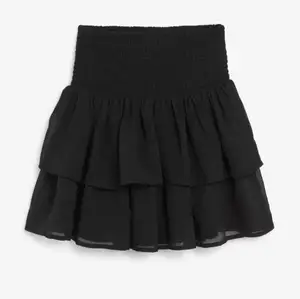 en fin gullig kjol som kan användas under vintern/sommar/vår o höst , jättefint skick och har används ett par gånger runt 3?? om ni vill ha mer bilder så kan ni kontakta mig via plick och insta💗 ( elimtewelde ) storlek S men kan användas till XS eftersom den är lite tight❤️