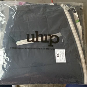 Ridkjol  Uhip - Säljer en ridkjol från uhip som är helt oandvänd! Lapparna finns tillomed kvar och den är ej uppackad💓 storleken är 160 och den är i färgen Dark Navy vilket är en mörk/marin blå färg💓 den kostade 795 men säljer den för 695! KÖPAREN STÅR FÖR FRAKT! men jag kan även mötas upp vid Östermalm nån stans💓