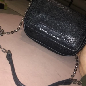 Armani väska liten  - liten väska i bra kvalite, något slitna kedjor så sänkt pris pga detta.<3 Köpt för 600-700 om jag minns rätt 