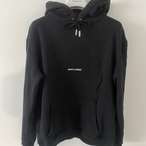 Saint Laurent hoodie - Säljer nu min saint laurent hoodie, storlek M, den är i nyskick och är helt ny. Nypris ligger på ca 4-5000 och tags medföljs. Kvitto finns inte men äktenhet garanteras. Fraktas spårbart 