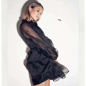 Gina tricot klänning - Säljer denna supersnygga klänning från Gina!!! Perfekt till nyår!!! Tips att ha ett skärp till för att framhäva midjan ännu mer!! Använt den Max 2 gånger. 