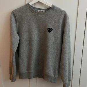 Play tröja - Knappt använd och i jätte bra skick, storlek S. Köpt på nk i Göteborg för 2500kr