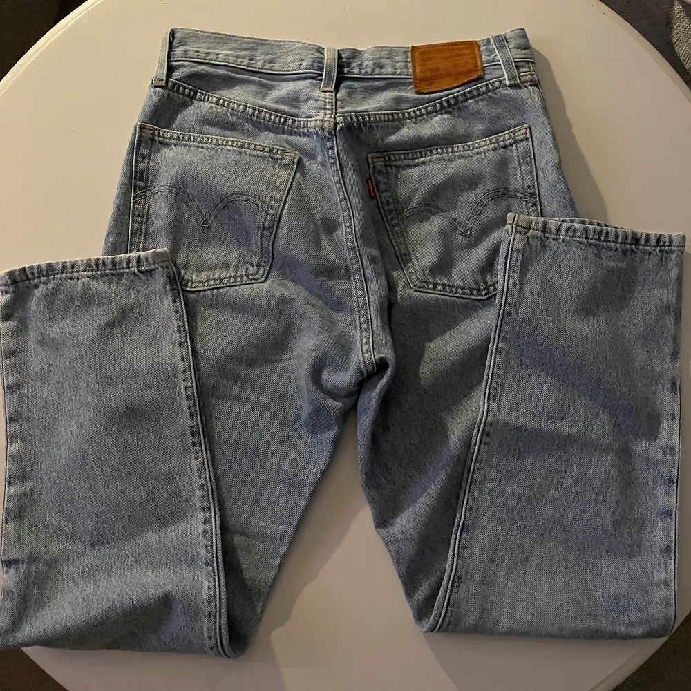 Säljer nästintill oanvända Levis 501 crop jeans i dammodell, pga dom är försmå och korta på mig. Byxorna är i nyskick, midja 69 cm, Höft 91,5 cm. Jag är 170 cm lång och bär vanligtvis storlek 36 samt 27. OBS. Det är likadana byxor på första (produktbilden) som mina bilder bara att byxorna upplevs olika beroende på ljus. Säljer även ett par likadana fast i annan färg. . Jeans & Byxor.