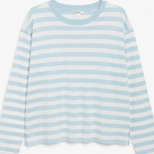 Randig tröja - Snygg randig tröja från Monki. Är i nyskick då den endast blev använd 1 gång. Tröjan är ljusare i verkligheten än i de 2 sista bilderna. Första bilden är lånad från hemsidan och det är så den ser ut! Strl M men det är ingen lapp inuti. DM om du är intresserad! 💞💞