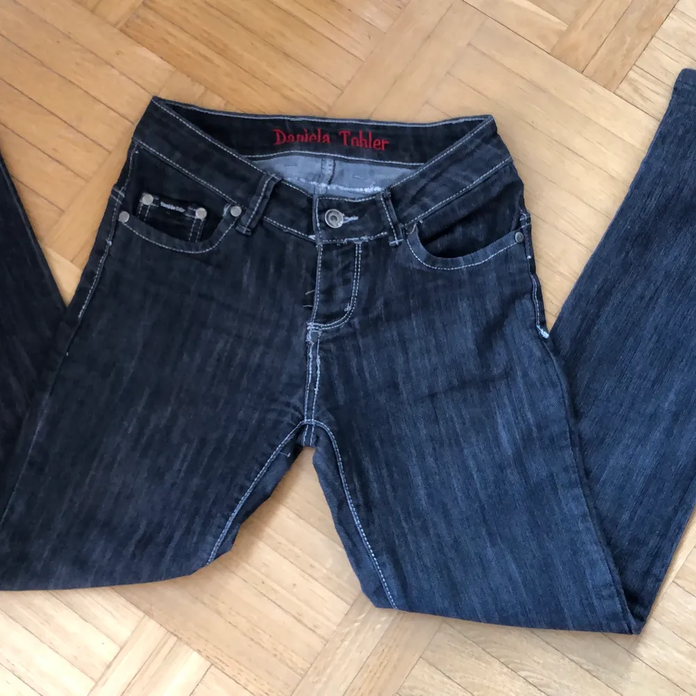 Jätte fina jeans som tyvärr inte kommit till användning! Rak i modellen, passar folk som e 155-160, beror på hur man vill ha dom!. Jeans & Byxor.