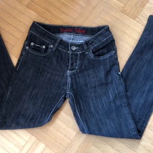 Jeans - Jätte fina jeans som tyvärr inte kommit till användning! Rak i modellen, passar folk som e 155-160, beror på hur man vill ha dom!