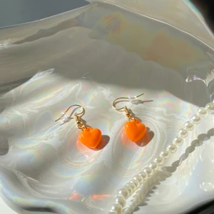 egentillverkade örhängen  - Söta egentillverkade örhängen. 🤍                       Säljer för 20 + 12kr i frakt!                                       