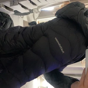 Peak performance jacka dam - En jättefin och skön vår/sommarjacka som tyvärr har blivit för liten för mig och därför säljes den, märket på luvan är lite slitet och därför så säljes den ganska billigt, köpt för ca 3000kr💗💗 