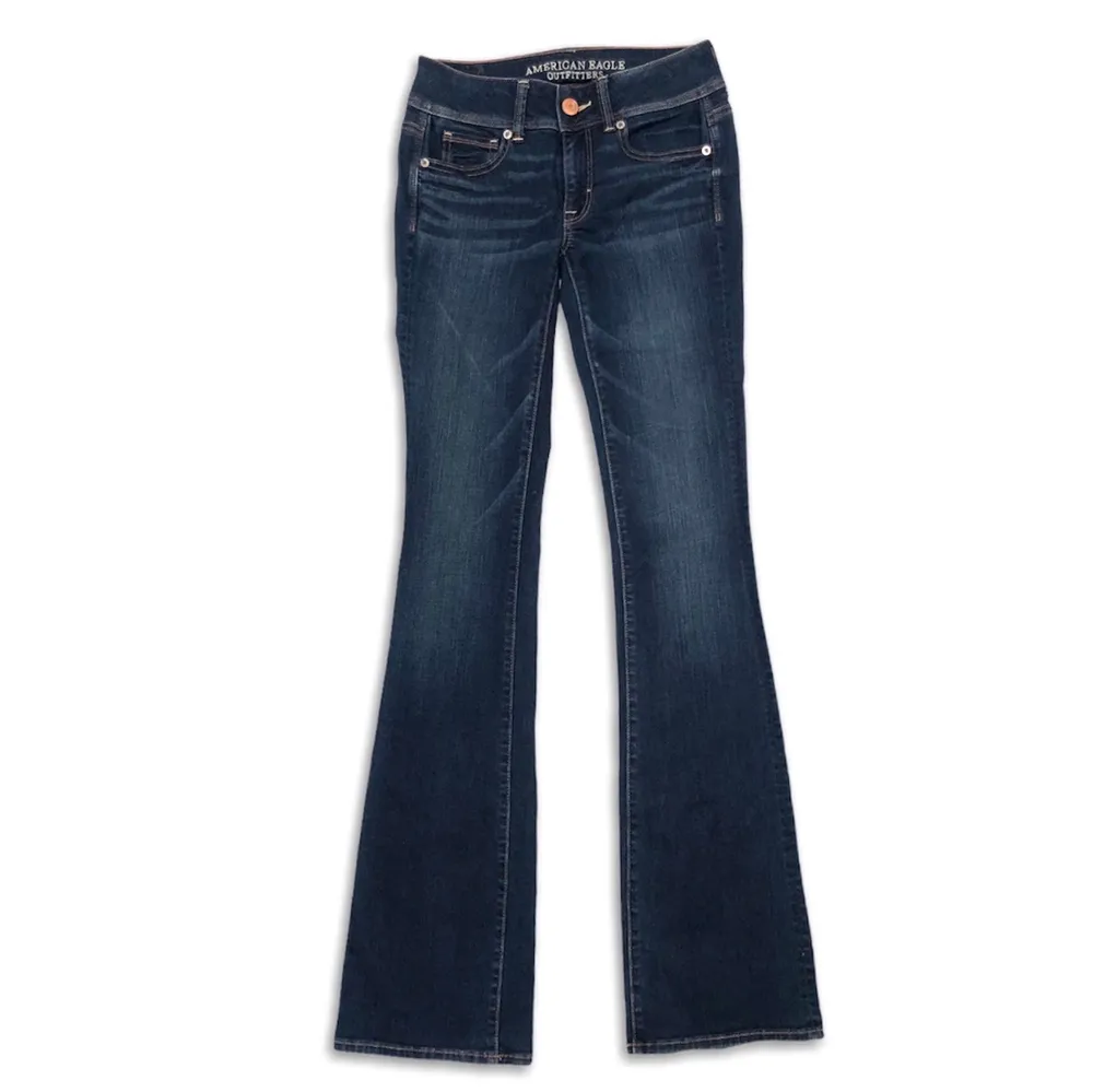 Trendiga kick boot jeans från märket American Eagle. 90s - 2000s/y2k vintage stil.  Storlek- 0 long   Skick - mycket bra  Passform- dam. Jeans & Byxor.