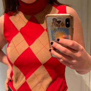 Stickat linne med polokrage - Säljer denna supersköna röda/bruna väst/linne i stickat och lätt material. 