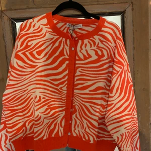 Kofta  - Säljer denna populära kofta från zara som inte går att köpa längre! Koftan är aldrig använd och har prislapp kvar🌟 Modellen på koftan är oversized 