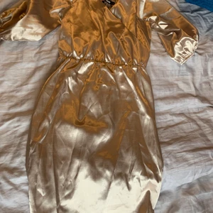 Klänning Bik Bok - Superfin champagne färgad klänning som jag köpte för ca 1 år sedan, säljer då den aldrig andvänts💞💞Ny pris: 499kr