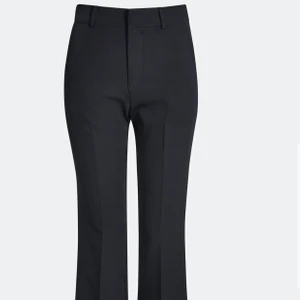 Svarta kostymbyxor  - Svarta kostymbyxor, som är slutsålda och inte kommer komma tillbaka! Byxorna är i fint skick och lite mindre i stl så jag skulle säga att de passar både S och M men dehär stl 38! 