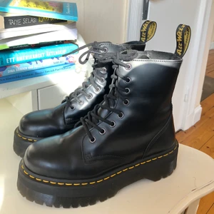 Dr. Martens- Platåstövletter, stl 39 - Knappt använda, dem är som nya. Säljer pga fel storlek. Pm för fler bilder, Buda gärna!                                                                   Nypris: 2295                                                                              