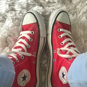 Röda Converse - Jag säljer mina fina begagnade Converse skor för att dom är för stora för mig tyvärr, dom har bara använts ett fåtal gånger. Och är i väldigt bra skick förutom en liten fläck jag upptäckte när jag fick dom. Köparen betalar frakten!