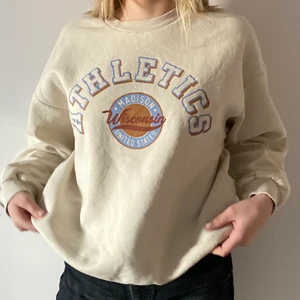 Vintage tröja i biege🤍 - härlig vintage tröja, storlek XL, men har tvättat den så den är i typ M/L nu. Rätt så luftig och jätte bra passform för dig som letar efter mer baggy tröjor. Ordinarepris 249 kr.🤍 