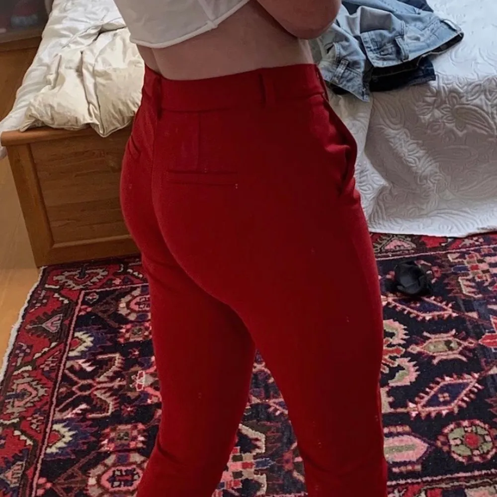 Röda fina kostymbyxor från Berskha i storlek 36. Knappt använda så superfint skick. Jag är 1.70 och de är inte hellånga på mig. Formar kroppen sjukt snyggt! Säljer för 70kr eller bud. . Jeans & Byxor.