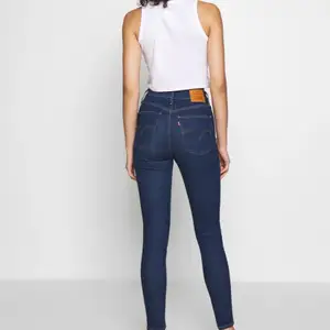 Nästan oanvända Levis jeans i storlek 25/30, skulle säga att de passar 32 & 34, XXS/XS. Modellen är “mile high super skinny.” De är köpta för 1199kr och ni kan buda i kommentarerna från 275kr.