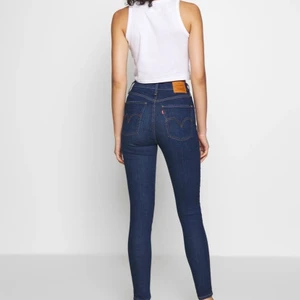 Nästan nya Levis jeans  - Nästan oanvända Levis jeans i storlek 25/30, skulle säga att de passar 32 & 34, XXS/XS. Modellen är “mile high super skinny.” De är köpta för 1199kr och ni kan buda i kommentarerna från 275kr.