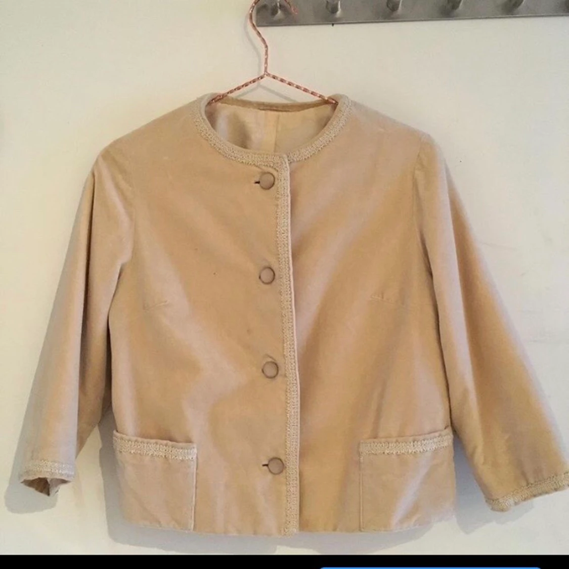 Beige kort sammetsjacka storl 34-36