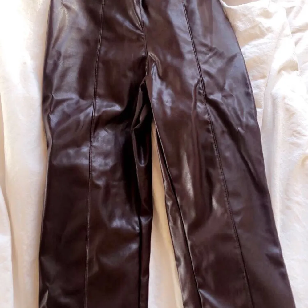 Super fina bruna skinnbyxor. Helt ny skick, säljer för dom inte kommer tilll användning:/ . Jeans & Byxor.