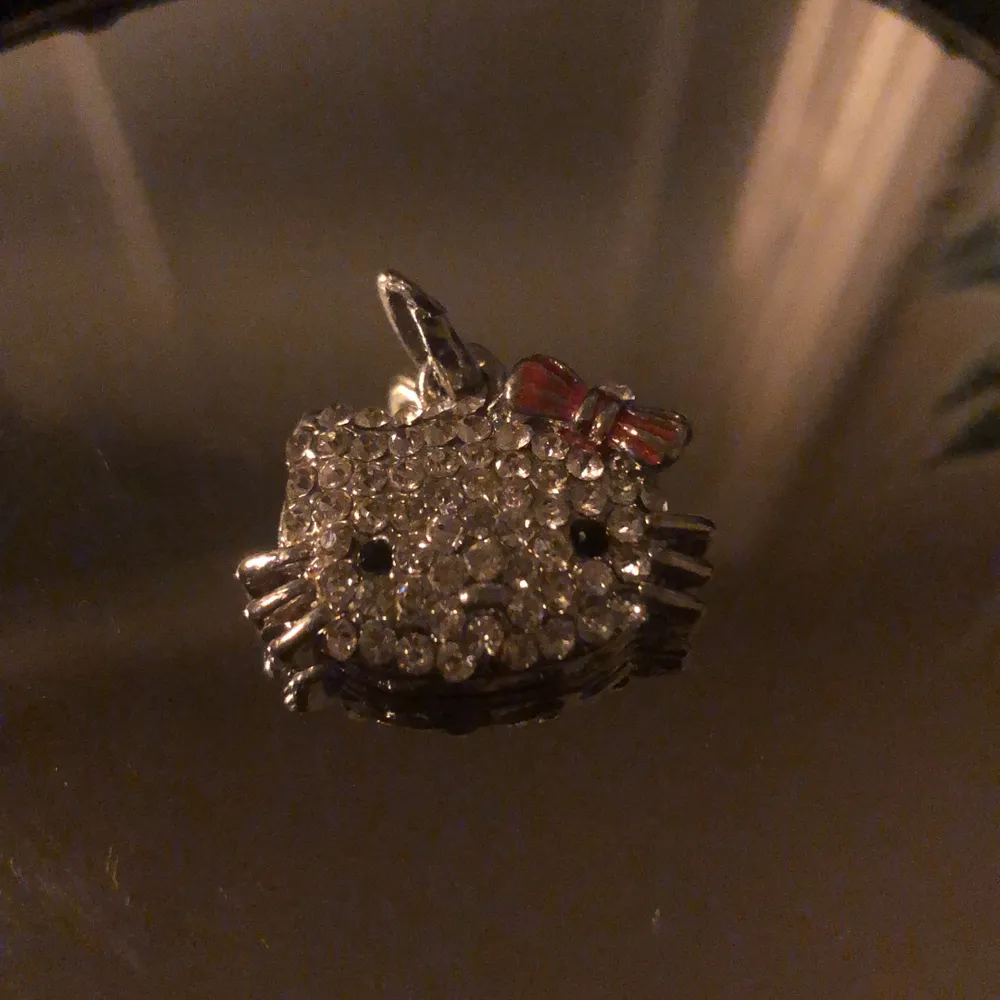 Kollar intresse för min Jättesöt hello kitty berlock/hänge💓 väll bevarad ej rostig eller något annat, alla diamanter på!. Accessoarer.