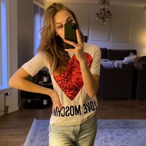 Love Moschino t-shirt  - Superfin T shirt från love moschino! Storlek 38, säljs då den aldrig används❤️ köparen står för frakt!🥰 hör av er för intresse✨