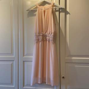Ljusrosa klänning från Vila som passar perfekt till sommaravslutning!🌸 Endast använd 2 gånger, så i nyskick! Strl 36😁