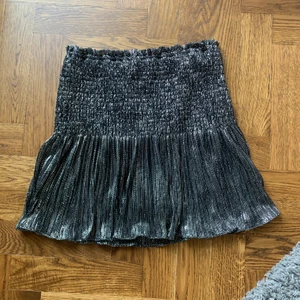 Volangkjol - Volangkjol med metalltrådar från zara. Har som typ lösa inbyggda shorts men det är inget man märker när man har på sig den.