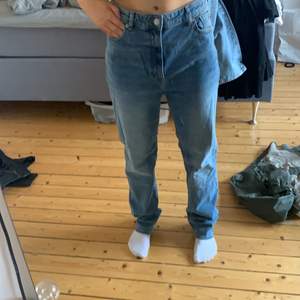 Säljer dessa snygga jeans i st 42. Säljer då de är förstora  säljer för 200kr + 60kr frakt 💞