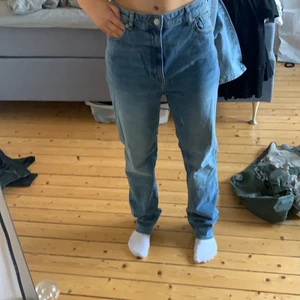 Jeans  - Säljer dessa snygga jeans i st 42. Säljer då de är förstora  säljer för 200kr + 60kr frakt 💞